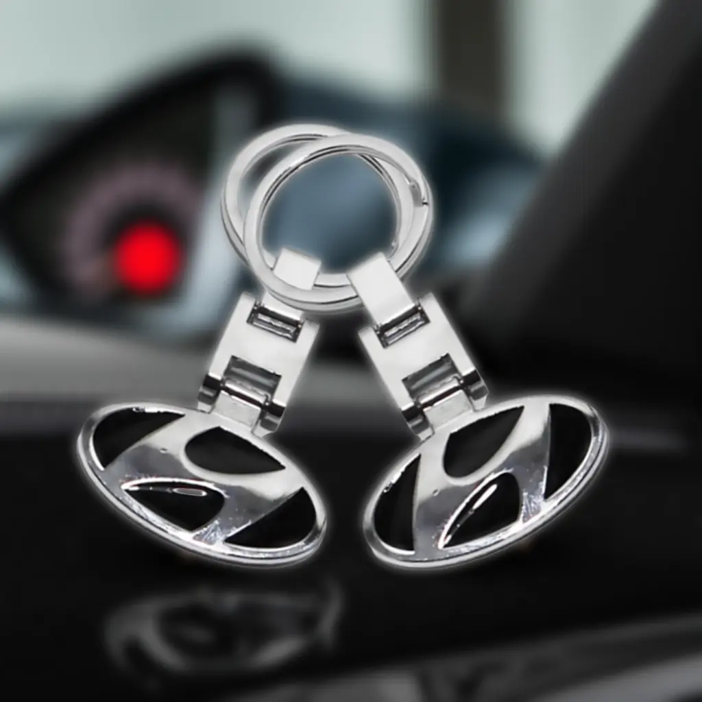 Set 2 Brelocuri Hyundai Premium 3D, Metalic, Doua Fete, Magrot 26001 2 Breloc Hyundai premium din metal instalat pe cheile unei masini interior auto